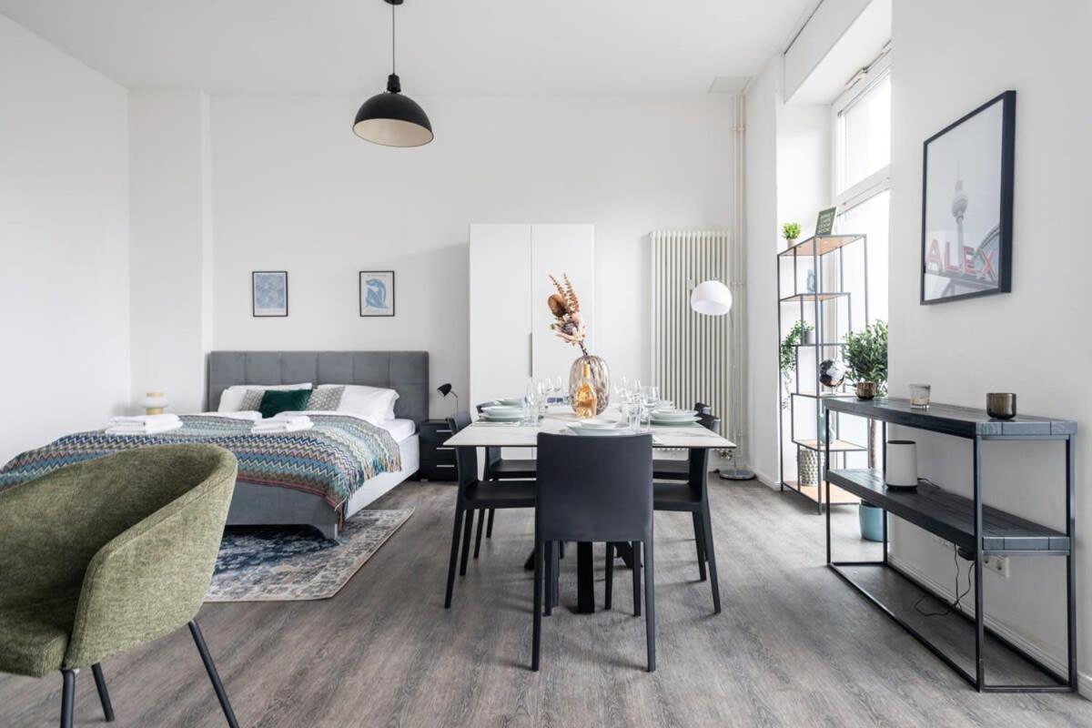 Appartamento Homely - Spacious, Modern, S-bahn Nearby , Groups & Families Berlino