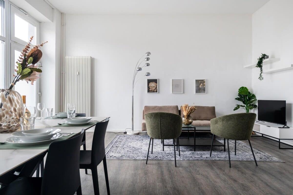 Appartamento Homely - Spacious, Modern, S-bahn Nearby , Groups & Families Berlino