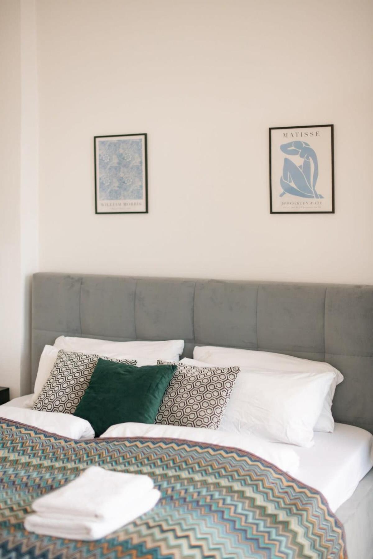 Apartment Homely - Spacious, Modern, S-bahn Nearby , Groups & Families