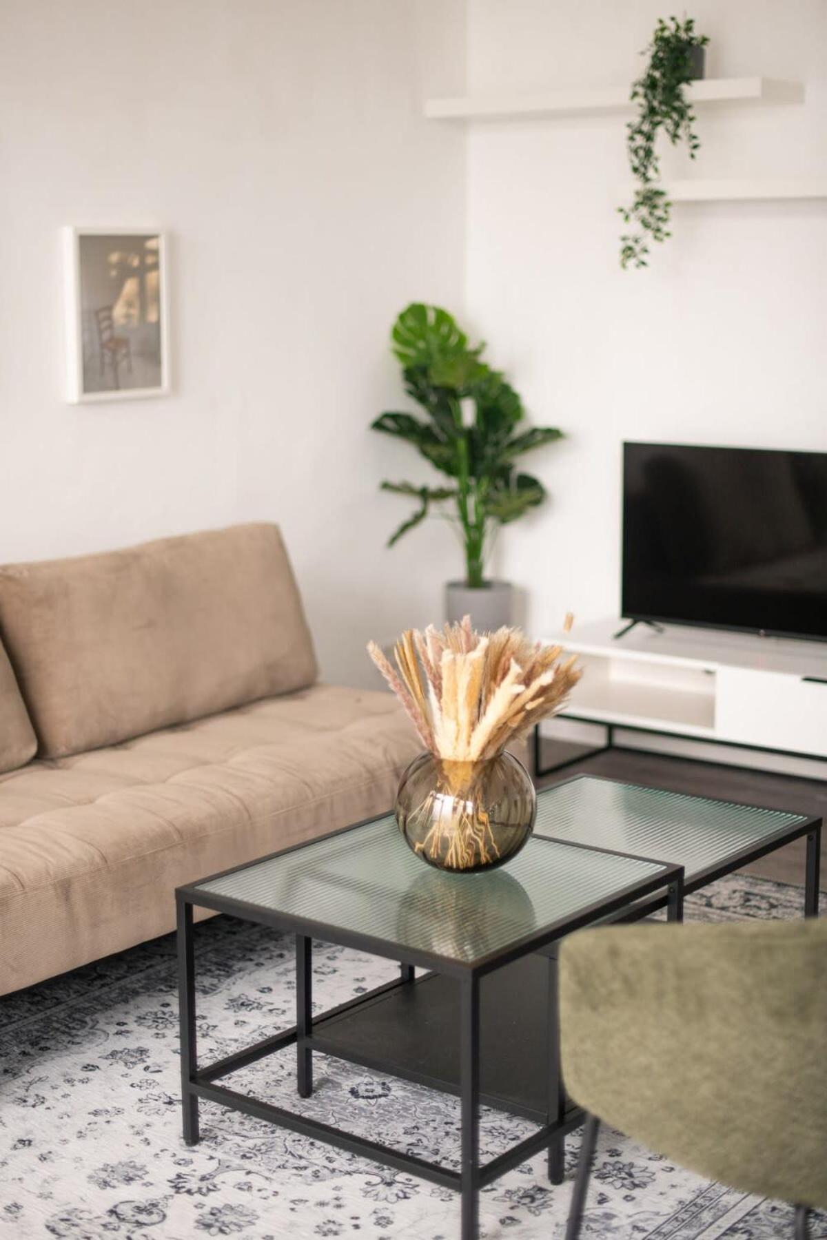 Homely - Spacious, Modern, S-bahn Nearby , Groups & Families Appartamento