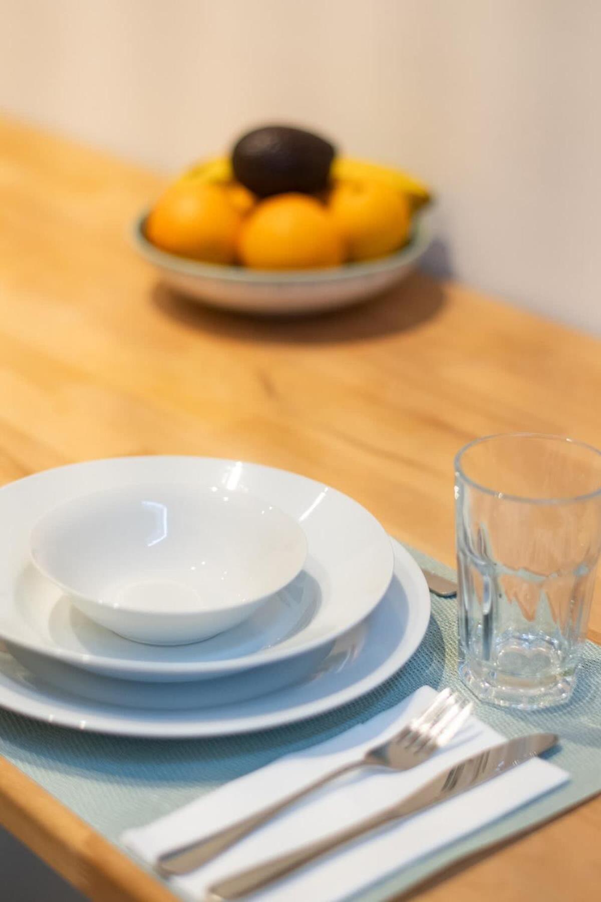 Appartamento Homely - Spacious, Modern, S-bahn Nearby , Groups & Families Berlino