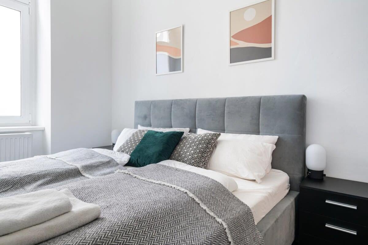 Apartment Homely - Spacious, Modern, S-bahn Nearby , Groups & Families *