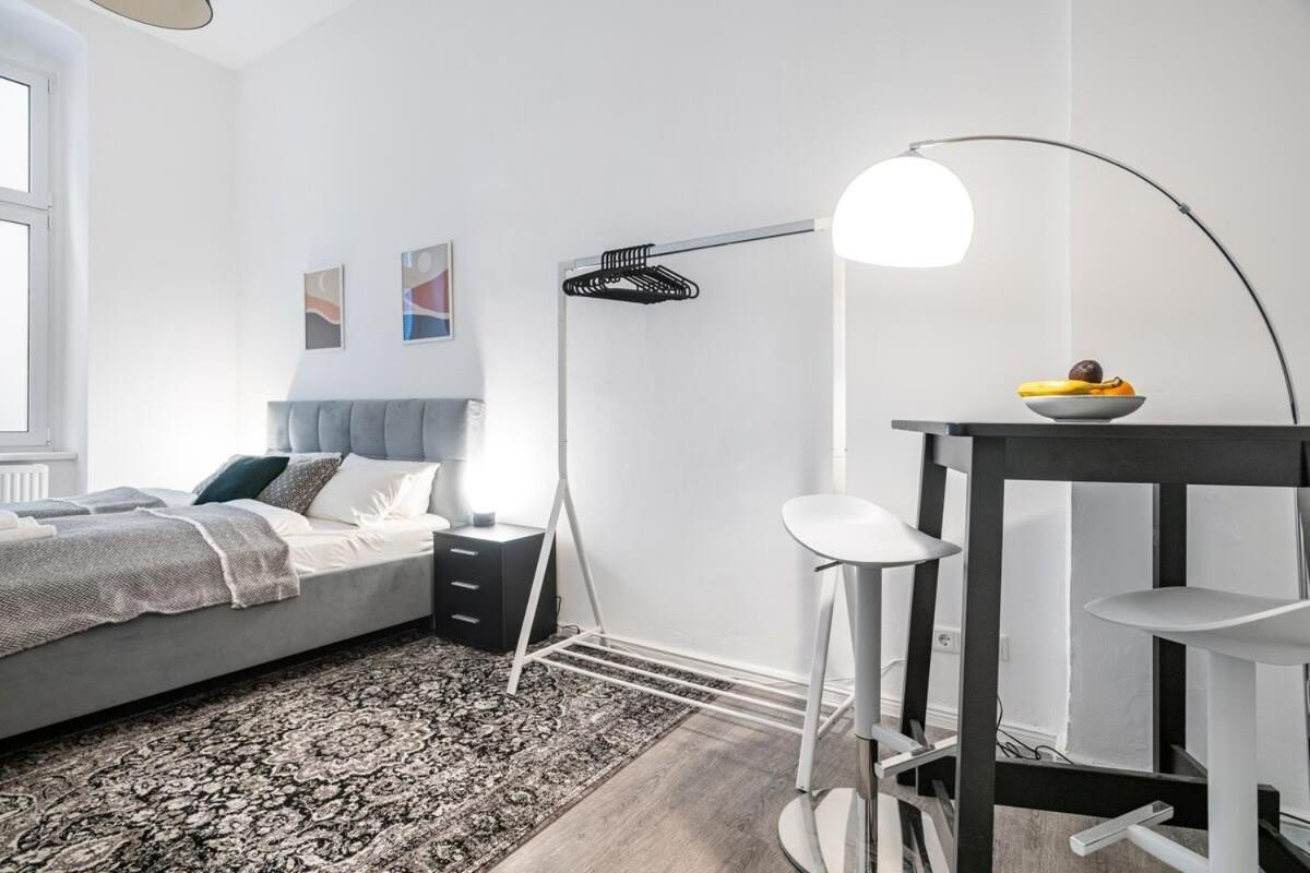 Appartamento Homely - Spacious, Modern, S-bahn Nearby , Groups & Families Berlino