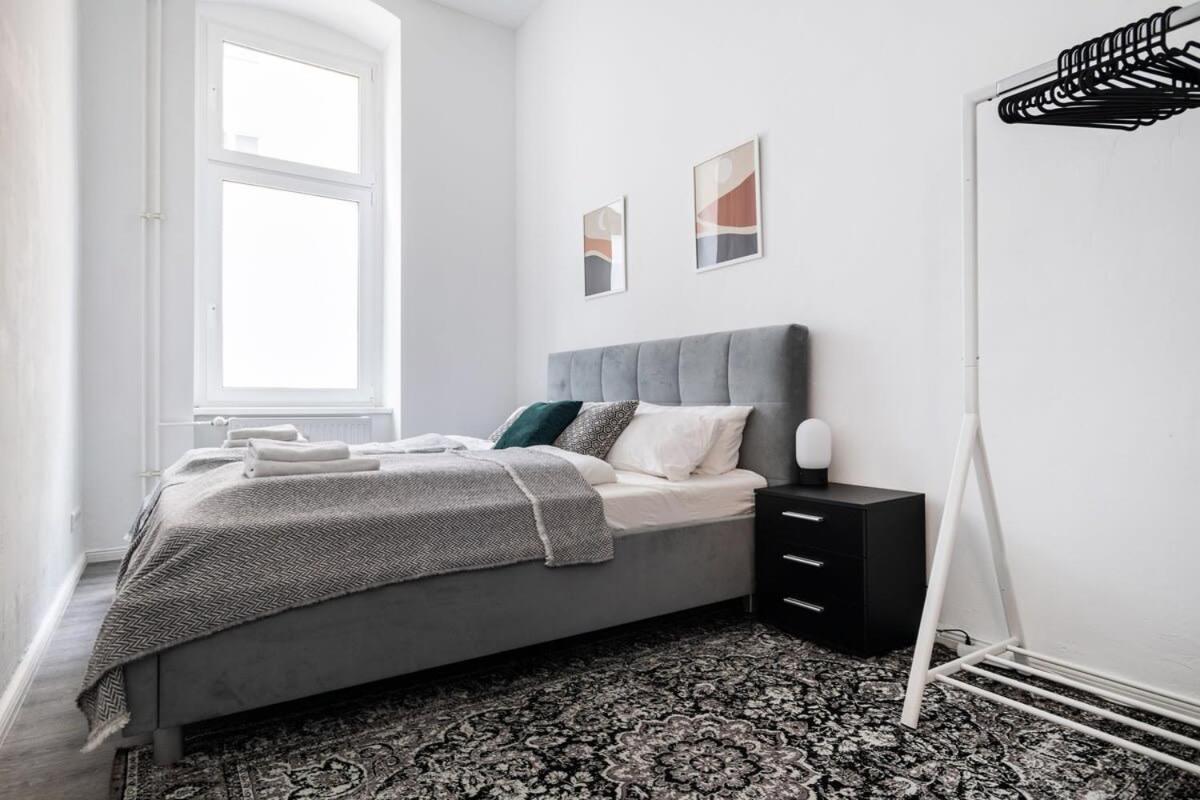 Homely - Spacious, Modern, S-bahn Nearby , Groups & Families * Berlino