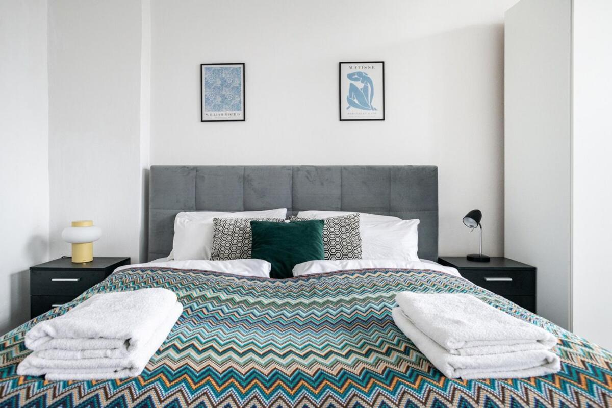 Homely - Spacious, Modern, S-bahn Nearby , Groups & Families Appartamento